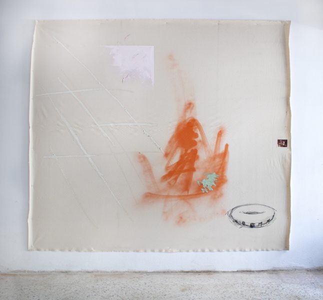 Untitled (Porto Rafti), 2022, 276 x 245 εκ., ζωγραφική εγκατάσταση, σπρέι, στικ λαδιού, κάρβουνο, φωτογραφία οικογενειακού αρχείου (13 x 9 εκ.), χρώμα λαδιού 