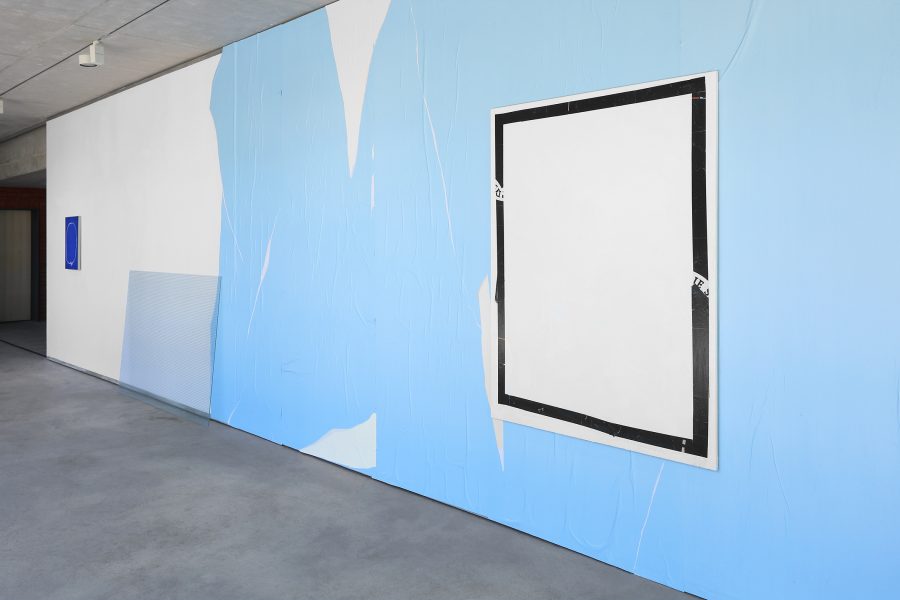 Frame, 2022, 120 × 160 εκ., λάδι και χαρτί σε καμβά & εγκατάσταση τοίχου, 2022, 3,20 × 4,80 μ., blue back paper 